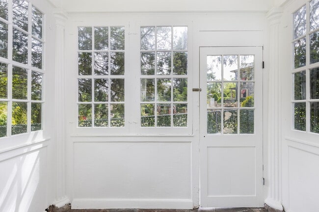 Building Photo - 79 Deforest St