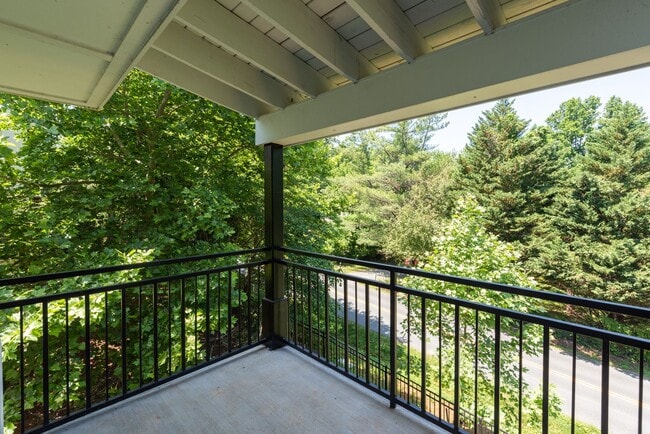 Building Photo - 2 Bedroom Townhouse- END UNIT - Everything You Need! Woodlands of Charlottesville *Only a $500 de...