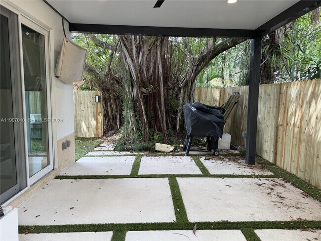 Building Photo - 540 SW 6th Ave