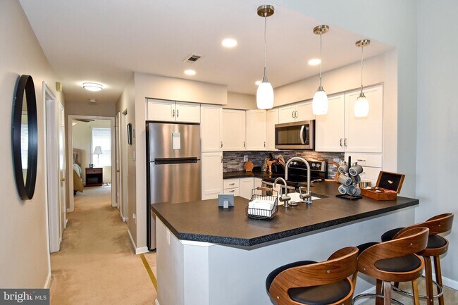 Building Photo - 6905 Victoria Dr