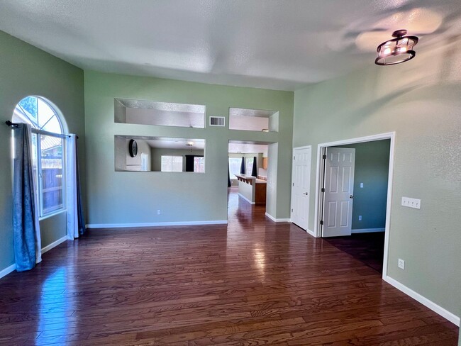 Building Photo - 654 Winery Ct