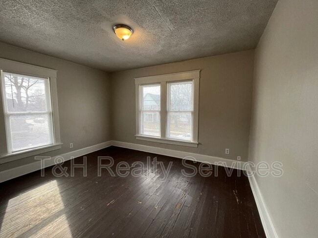 Building Photo - 417 N Rural St