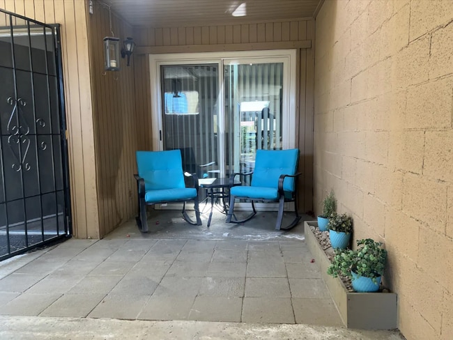 Building Photo - 575 N Villa Ct