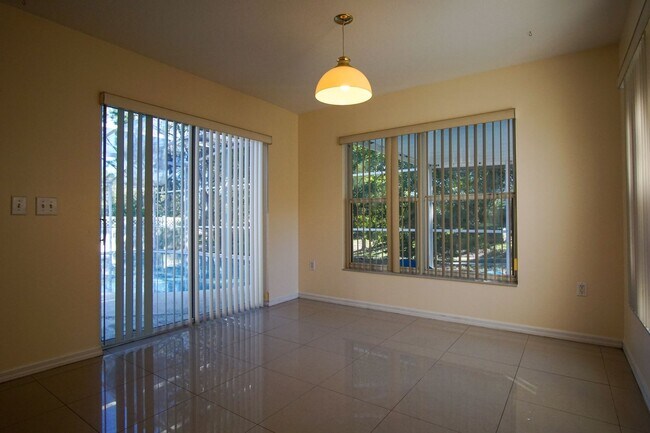 Building Photo - 4 bed Family Single Home Available for Rent in Davenport !!!