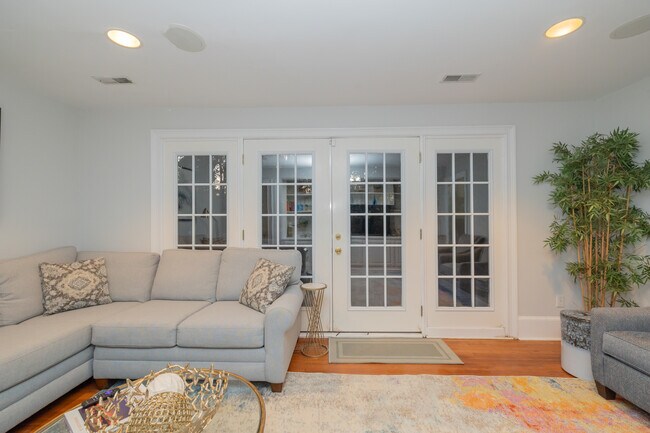 Building Photo - 944 Lakeview Dr