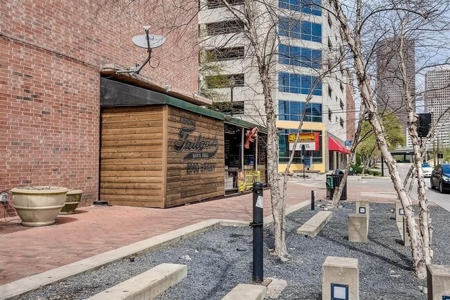 Building Photo - 2000 Bagby St