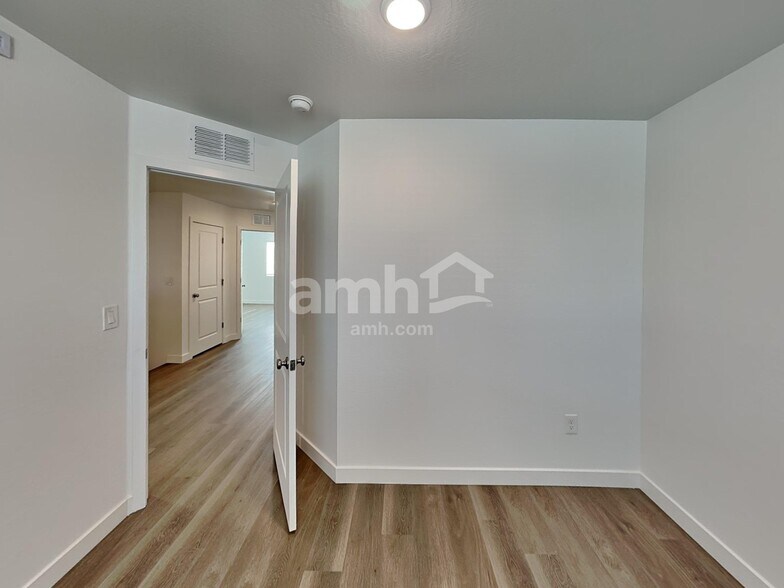 Building Photo - 12638 W Flynn Ln