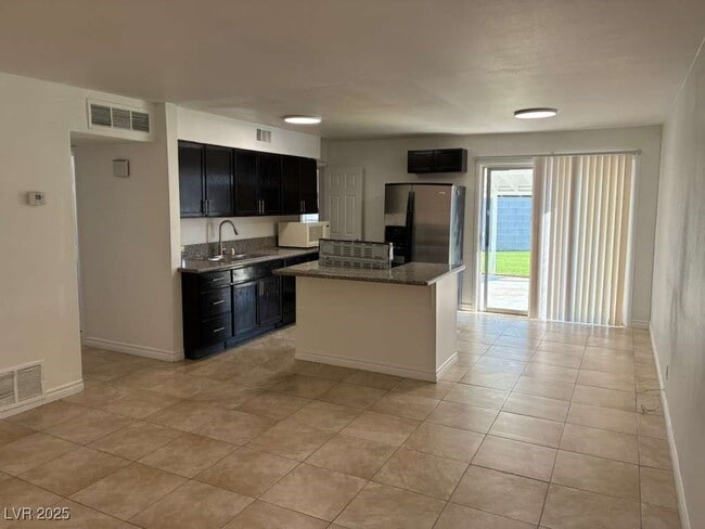Building Photo - 6121 Granada Cir