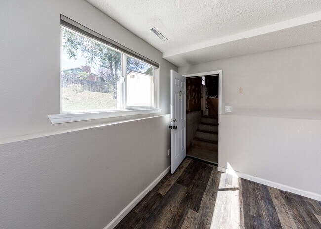 Building Photo - Charming 3 Bed Home Centrally located, Lar...