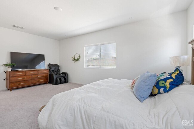 Building Photo - 4 Bed 2 Bath