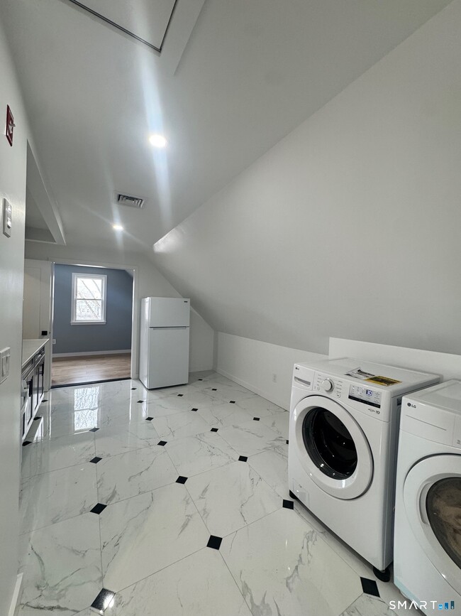 Building Photo - 417 Poplar St