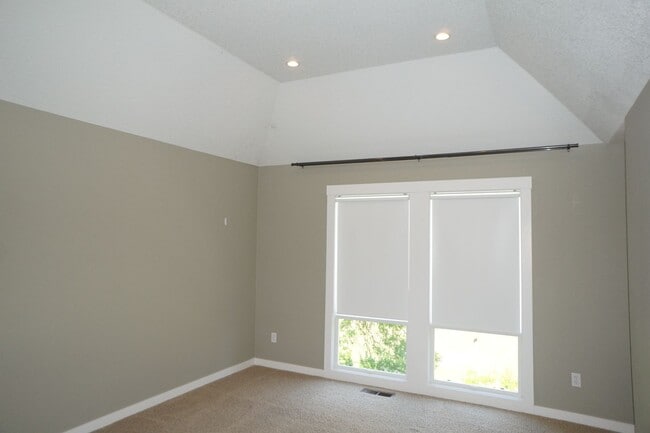 Building Photo - Stunning SW Portland (Arranmore) 4-bedroom...