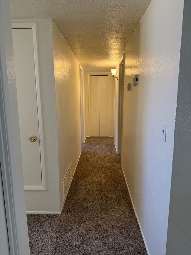 Building Photo - REMODELED 3 Bed/2Bath single family home w...