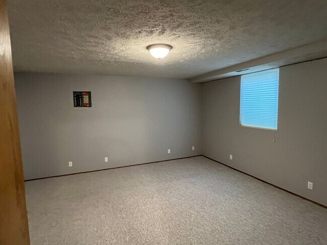 Building Photo - Beautiful 3 bed townhouse!