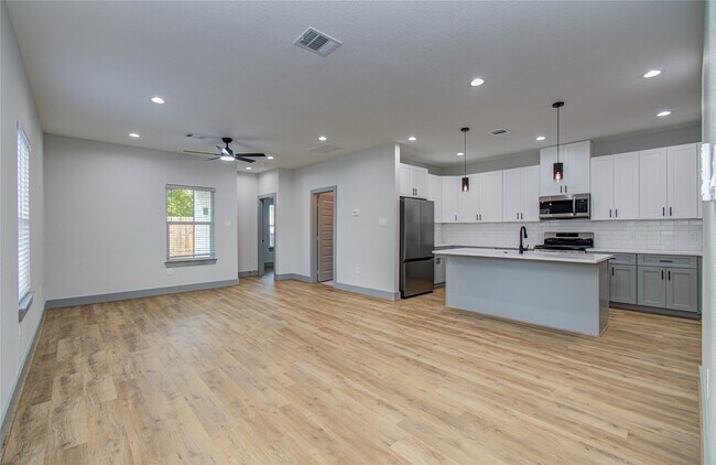 Building Photo - 835 S Victory Dr