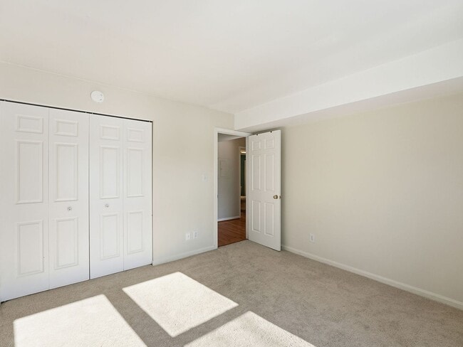 Building Photo - Perfectly situated in the highly sought-after Ponds of Centreville community!