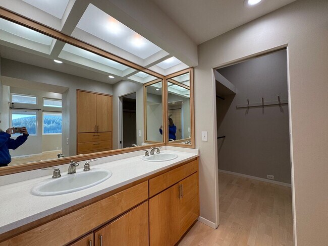 Building Photo - Breathtaking views of Chuckanut Bay!!