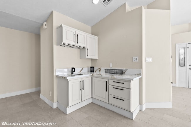 Building Photo - 931 Chaparral Dr