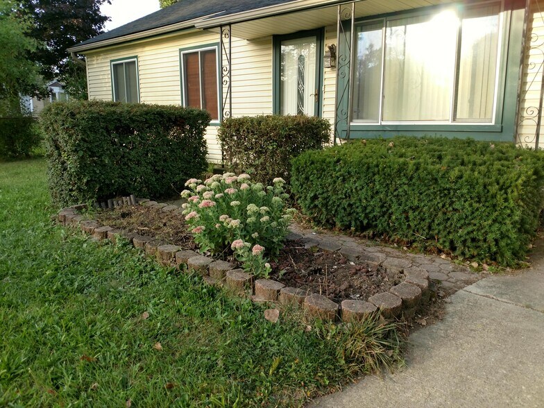 Building Photo - 2063 Champagne Dr