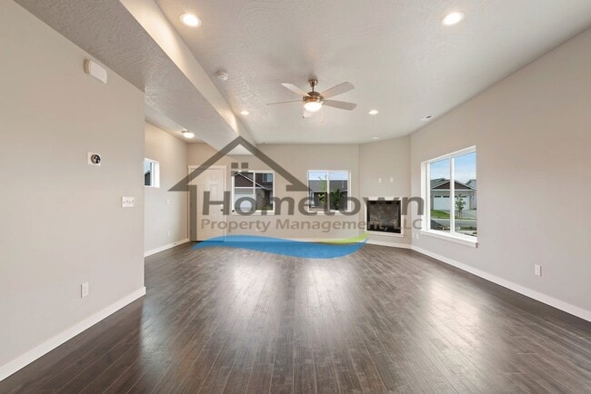Building Photo - Very Nice Craftsman 3 Bedroom 2.5 Bathroom Home in Crown Pointe Estates, Post Falls!