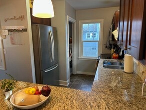 Building Photo - 215 W 19th Ave