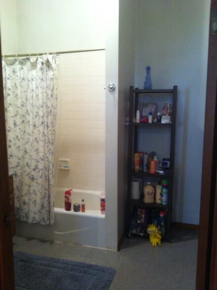 LARGE bathroom - 1527 N Jackson St