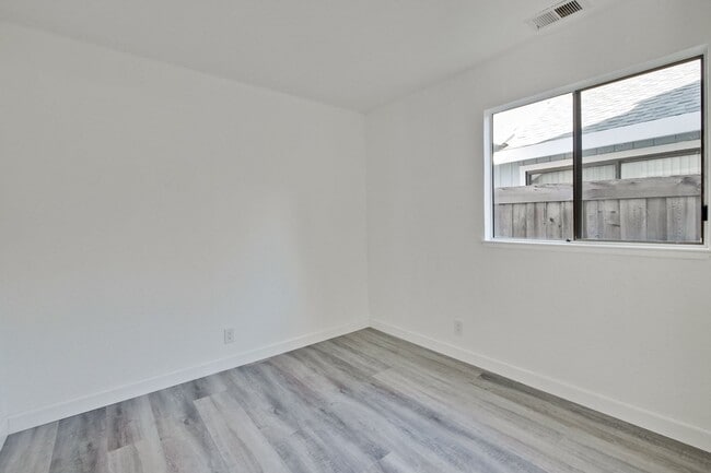 Building Photo - Welcome to this 3 bedroom 2 bath Just updated Townhome located in South San Jose.