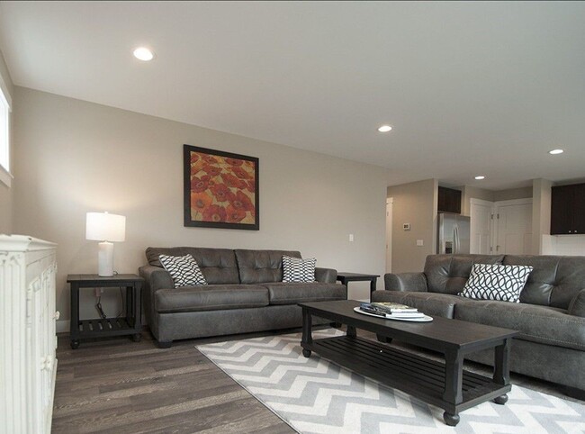 Building Photo - 3 Bed 2 Bath - Craftsman - Pet Friendly - ...