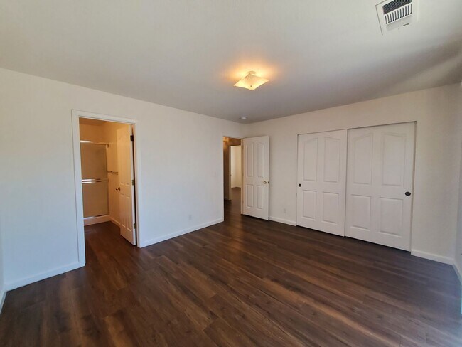 Building Photo - 1400 Howard Ct