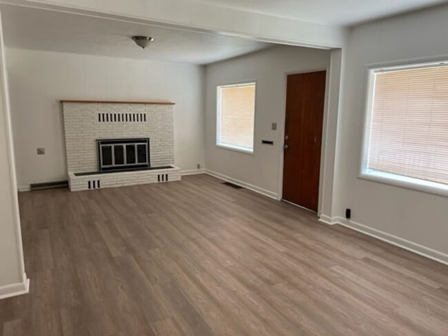 Building Photo - Centrally Located 2 Bed With Washer/Dryer Hookups