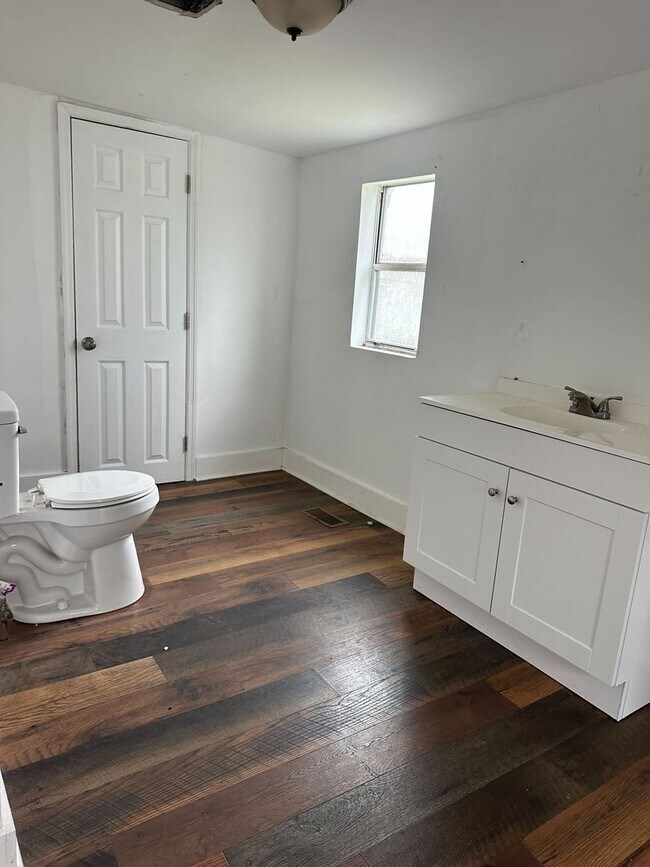 Building Photo - Charming 3-Bedroom, 1-Bathroom Home with Fenced Yard