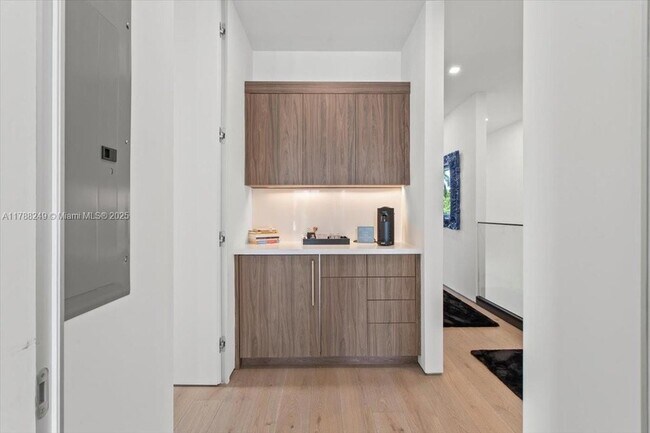 Building Photo - 922 NE 78th St