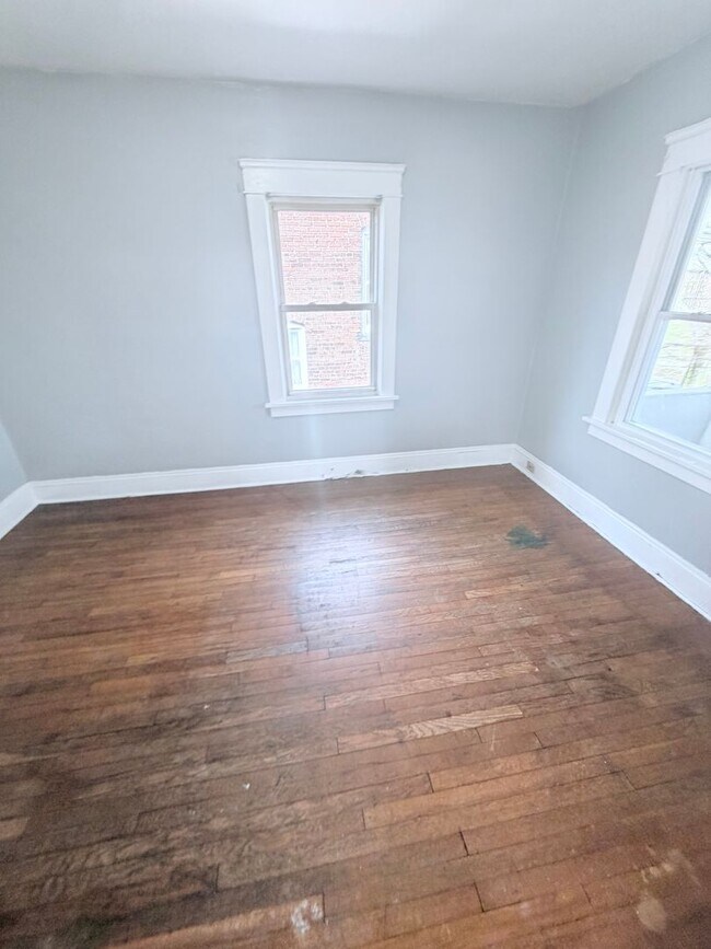 Building Photo - 1114 E 64th St