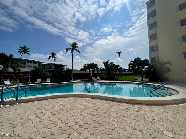 Building Photo - 3420 Gulf Shore Blvd N