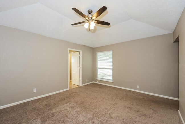 Building Photo - Expansive 3-Bedroom Home in Waxahachie, TX
