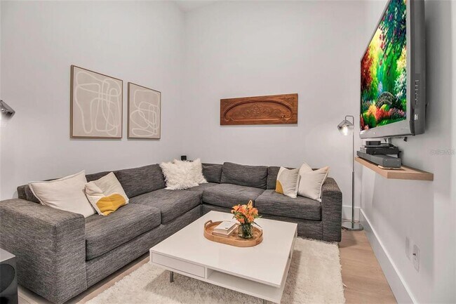 Building Photo - 301 QUAY Cmn