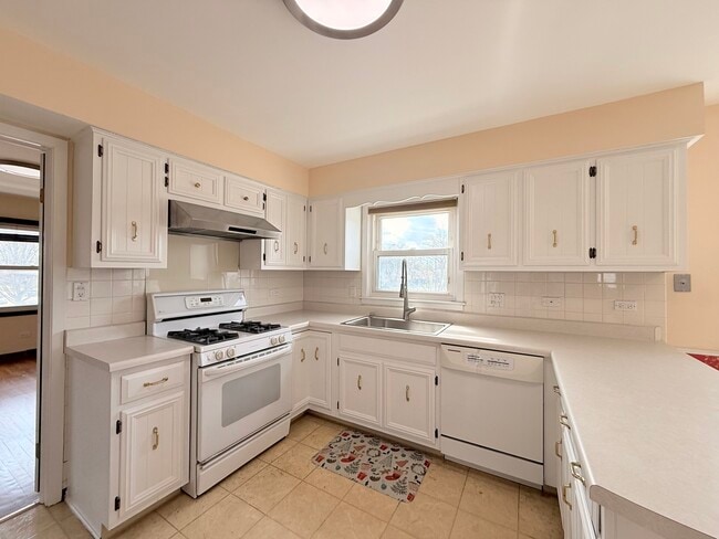 Building Photo - 4220 Oakton St