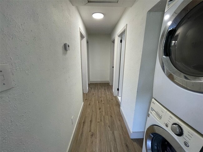 Building Photo - 411 Guyer St