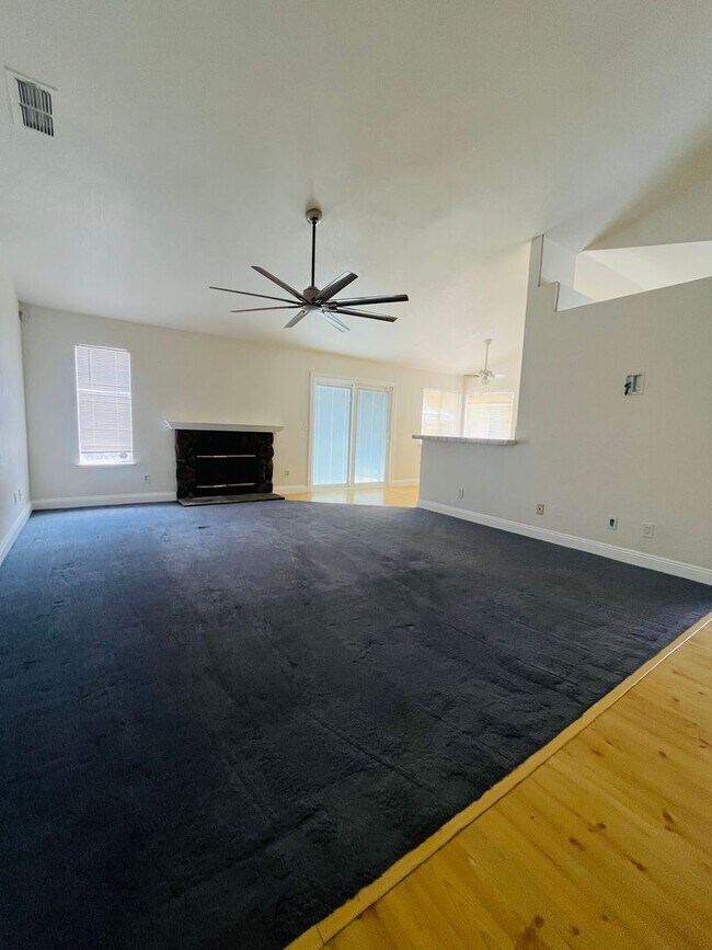 Building Photo - $2450 - 3 Bed/2 Bath Home in a Beautiful Neighborhood