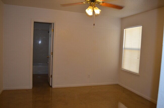 Building Photo - 928 Rosewood Dr