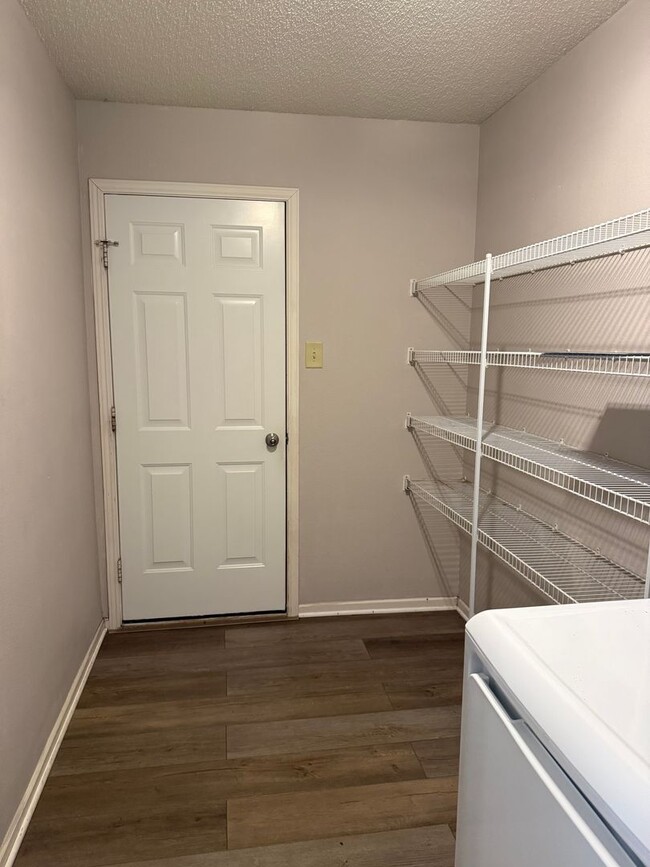 Building Photo - Southside 3/2 home with attached 2 car garage