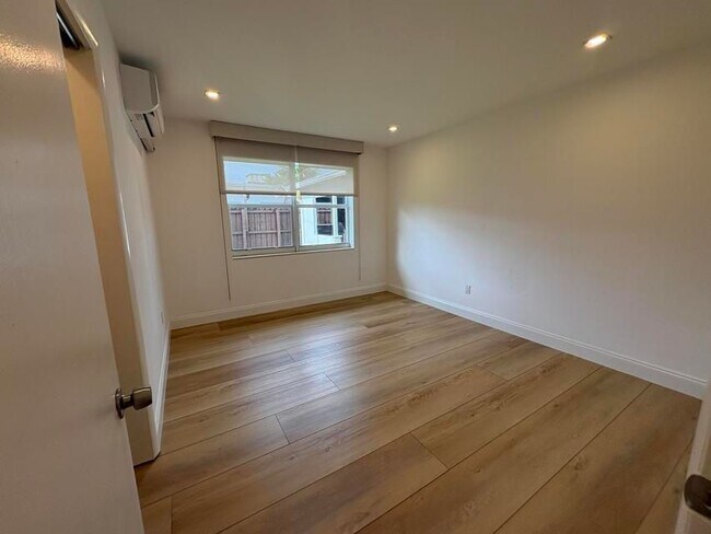 Building Photo - 1032 NE 16th Terrace