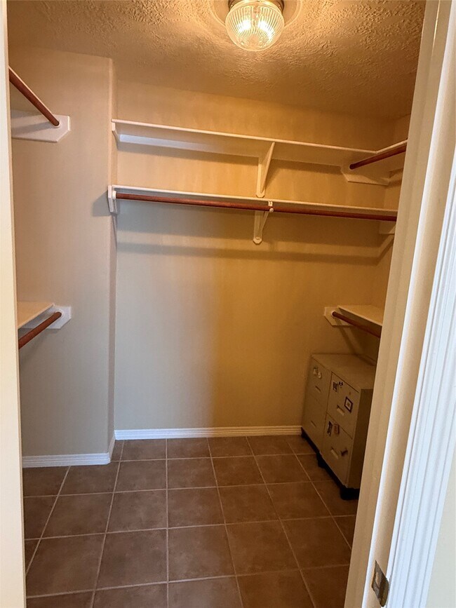 Building Photo - 10522 Torrey Pines Dr