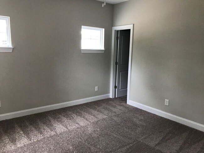 Building Photo - Cozy 1 Bedroom 1 Bathroom at 5026-A Park Ave