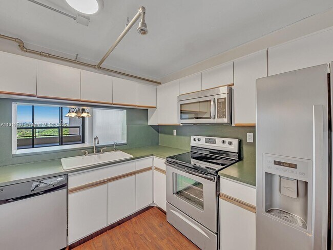 Building Photo - 2555 Collins Ave