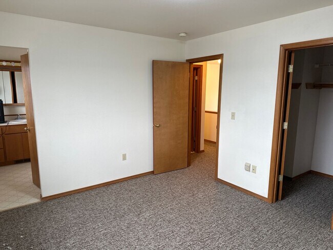 Building Photo - 903 Crestview Ln