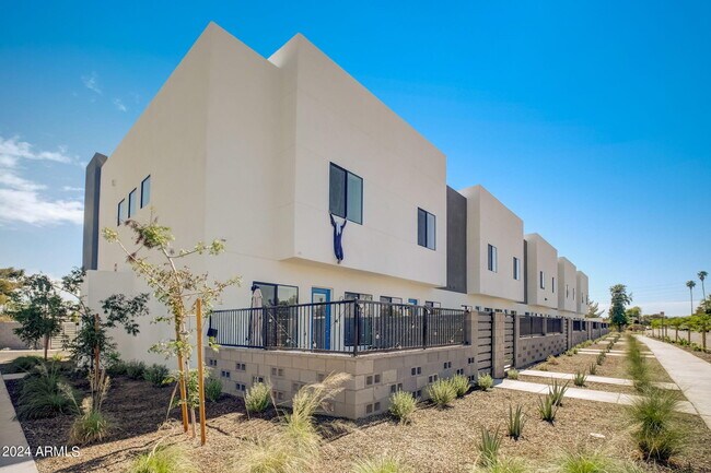 Building Photo - 777 W Coolidge St