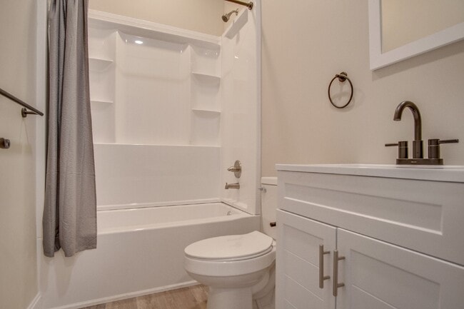 Building Photo - Modern 2 Bedroom Home Minutes from Downtow...
