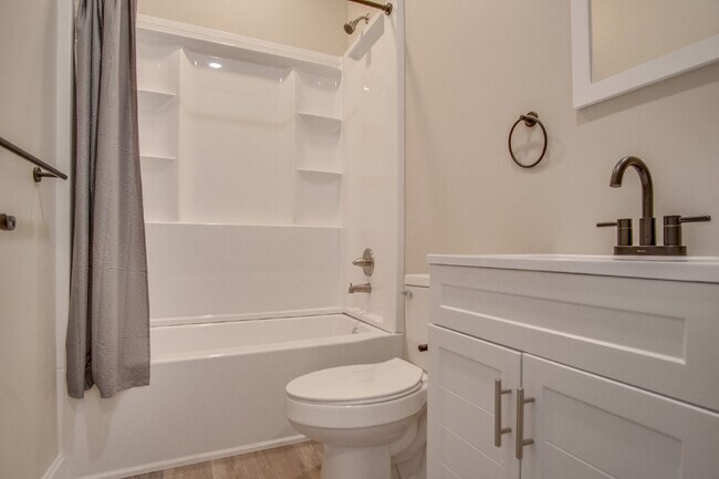 Building Photo - Remodeled 2BR/2BA Near Downtown – ½ Off Mi...