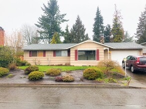 Building Photo - Great location in Milwaukie, OR! 3 bedroom 1 bath home with a large yard!
